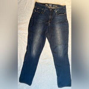 Signature by Levi’s totally shaping slim straight  32/ 32/ 10